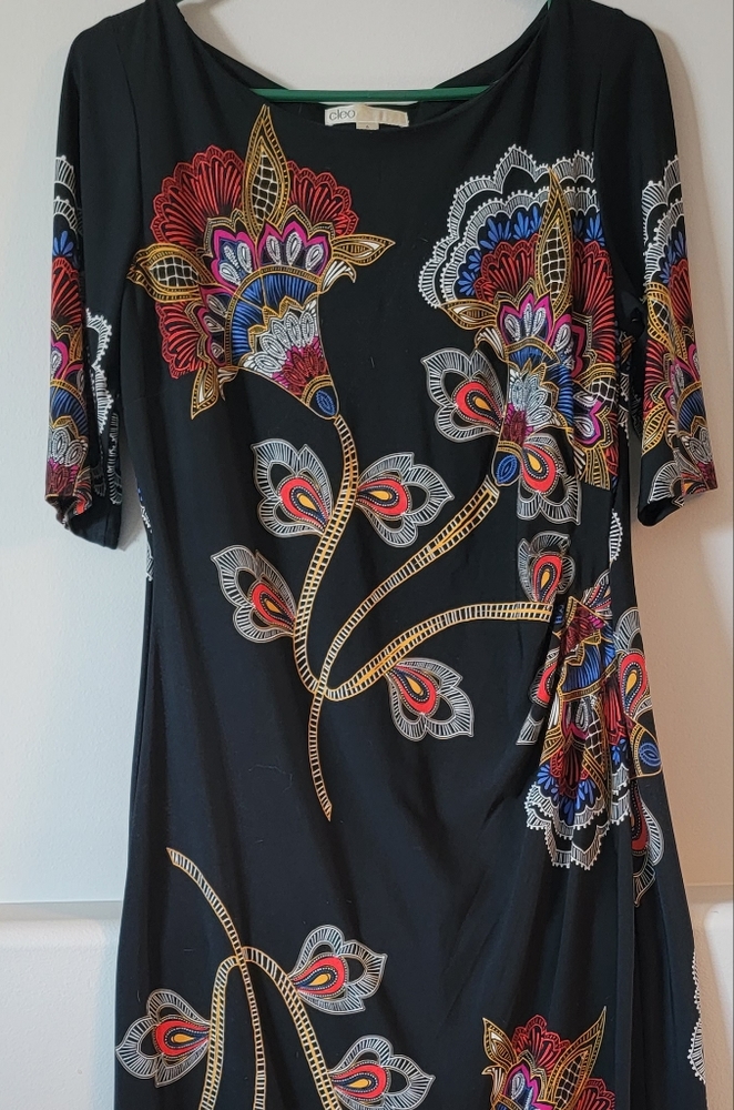 Super comfortable, stretchy Cleo dress. Size 6. Black pattern.